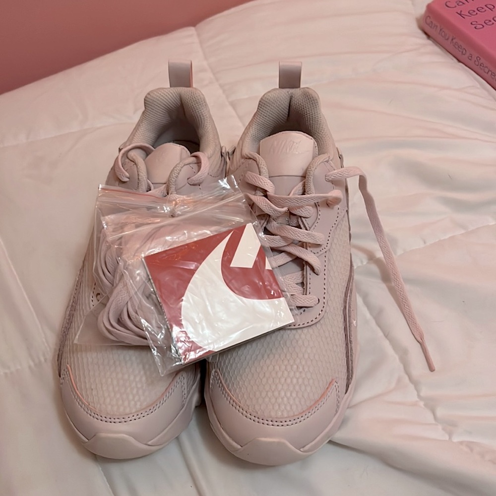 Nike RYZ 365 2 barely rose shoes